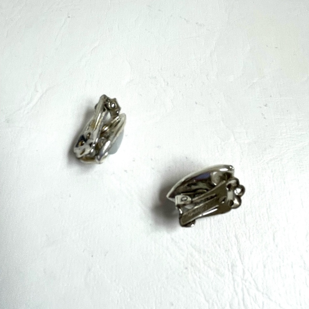 VINTAGE CORO WHITE OPAGUE THERMOSET CLUP ON EARRINGS SILVER HARDWARE - Picture 3 of 5
